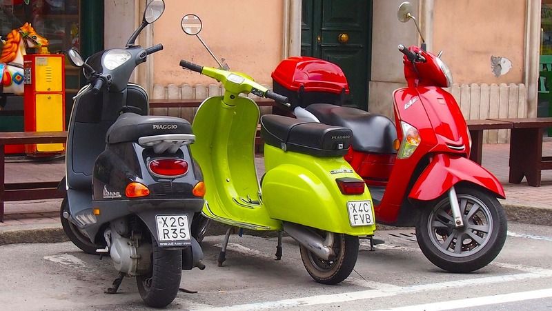 des scooters de toute couleur